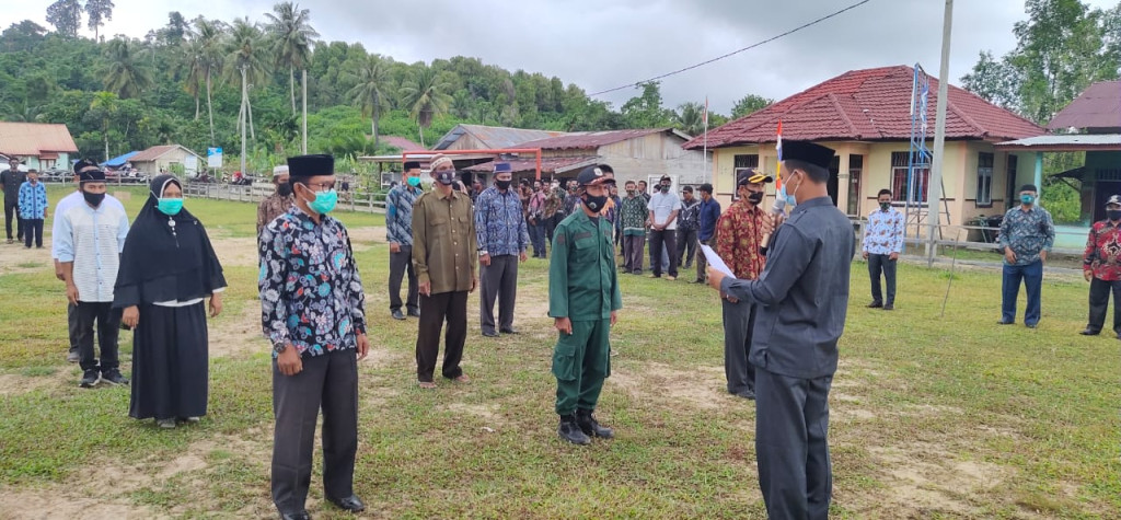 Pelaksanaan Apel Aparatur Pemerintah Kecamatan, Mukim dan Desa di Desa Tanjung Raya Kec. Teluk Dalam